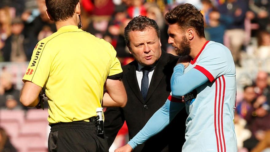 El doctor Cota atiende a Sergi tras lesionarse en el Camp Nou. // Albert Gea