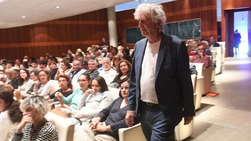 Juan Luis Arsuaga, en su entrada en la sala, ayer.