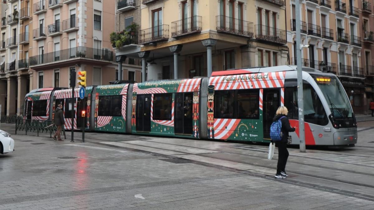 Una unidad del tranvía viaja hacia el Actur, este viernes