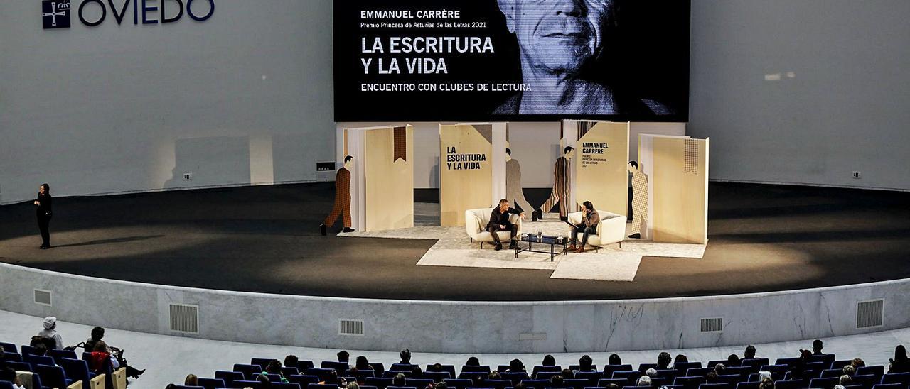 Emmanuel Carrère conversa con Antonio Lucas, ayer al mediodía, sobre el escenario del Palacio de Congresos de Oviedo. | Julián Rus