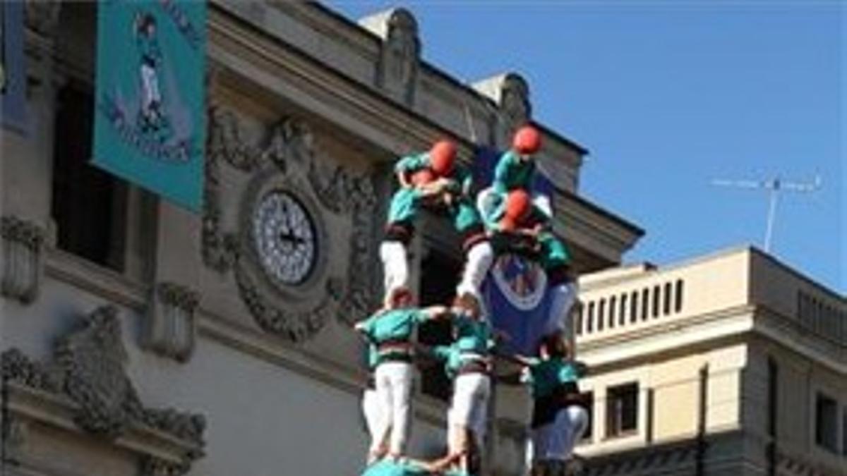 Los Castellers de Vilafranca cargan el 'set de nou amb folre'.