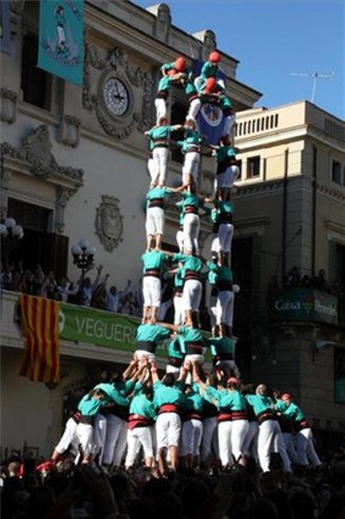Els Castellers de Vilafranca carreguen el set de nou amb folre.