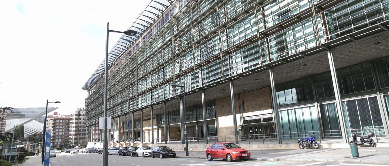 Edificio de consejerías del Principado en Llamaquique, en Oviedo.