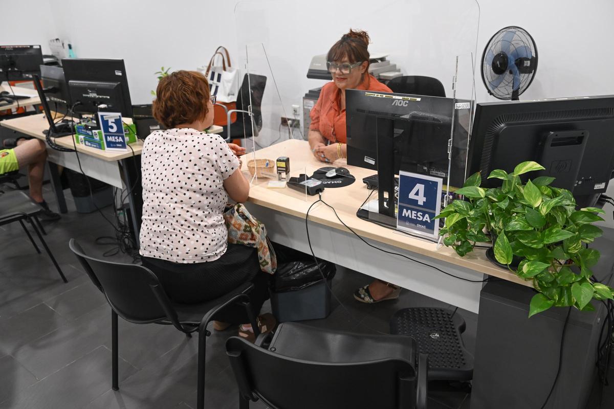 Las oficinas de la OMAC en Elche gestionan la información sobre las ayudas al pago del IBI a las familias ilicitanas