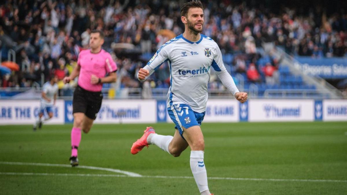 Mario González celebra un gol obtenido en el Helidoro. 