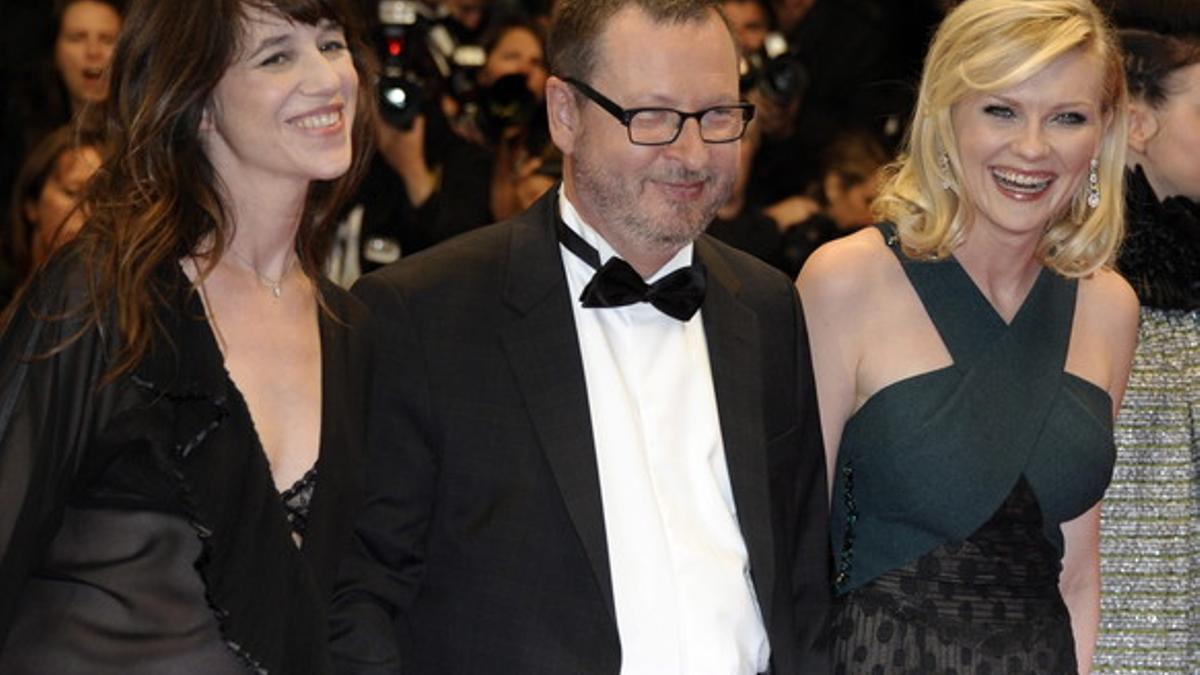 Lars von Trier, entre las actrices de Melancolía, Charlotte Gainsbourg y Kirsten Dunst.