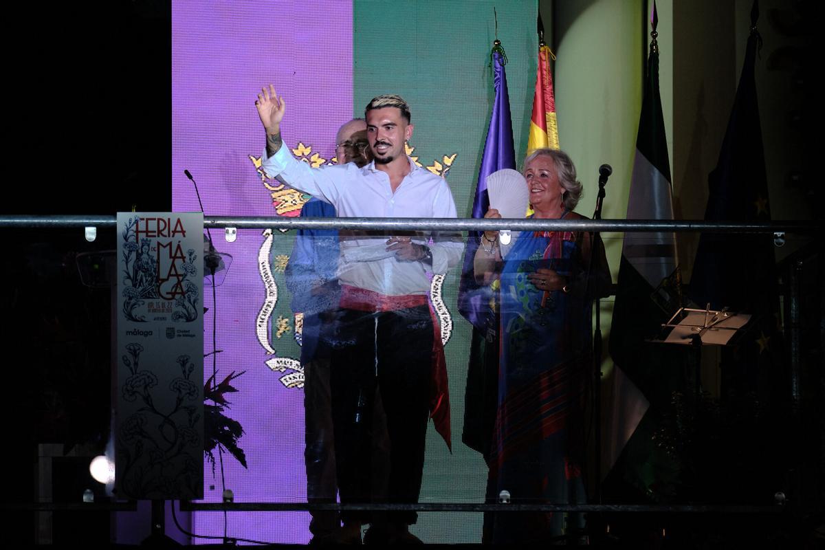 El entrenador de Malaga CF Juan Francisco 'Juanfran' Funes ha sido el encargado de encender el recinto ferial y ser el pregonero de esta Feria de Málaga 2016. Ha estado acompañado y apoyado por sus bichos: Izan Merino, Joaquín Muñoz y David Larrubia.