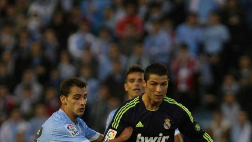 Jonny pugna con Cristiano Ronaldo, a quien no le concedió respiro para desplegar su juego. // Jesús de Arcos