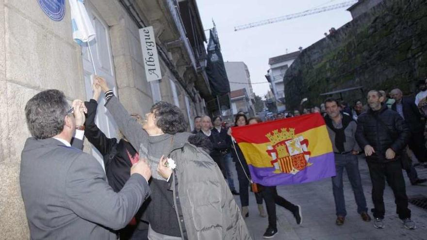 Dos nietas de Telmo Bernárdez descubren la placa en la fachada de su casa, ayer, en Redondela. // J. Lores