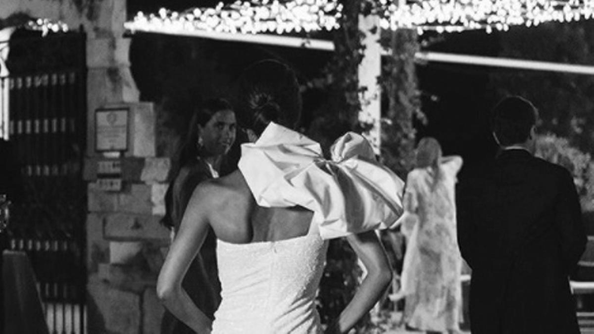 Detalle de la espalda con volumen del vestido de novia diseñado por Redondo Brand