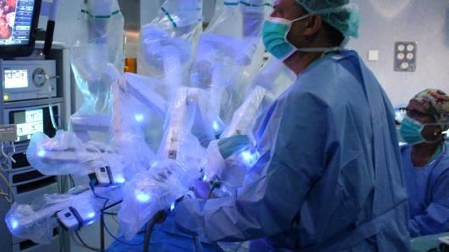 Una operació de cirurgia robòtica al Trueta.