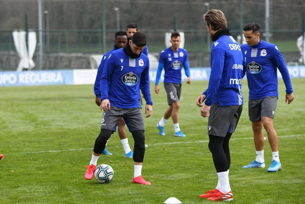 Los jugadores se ejercitan tras el partido ante el Zaragoza.