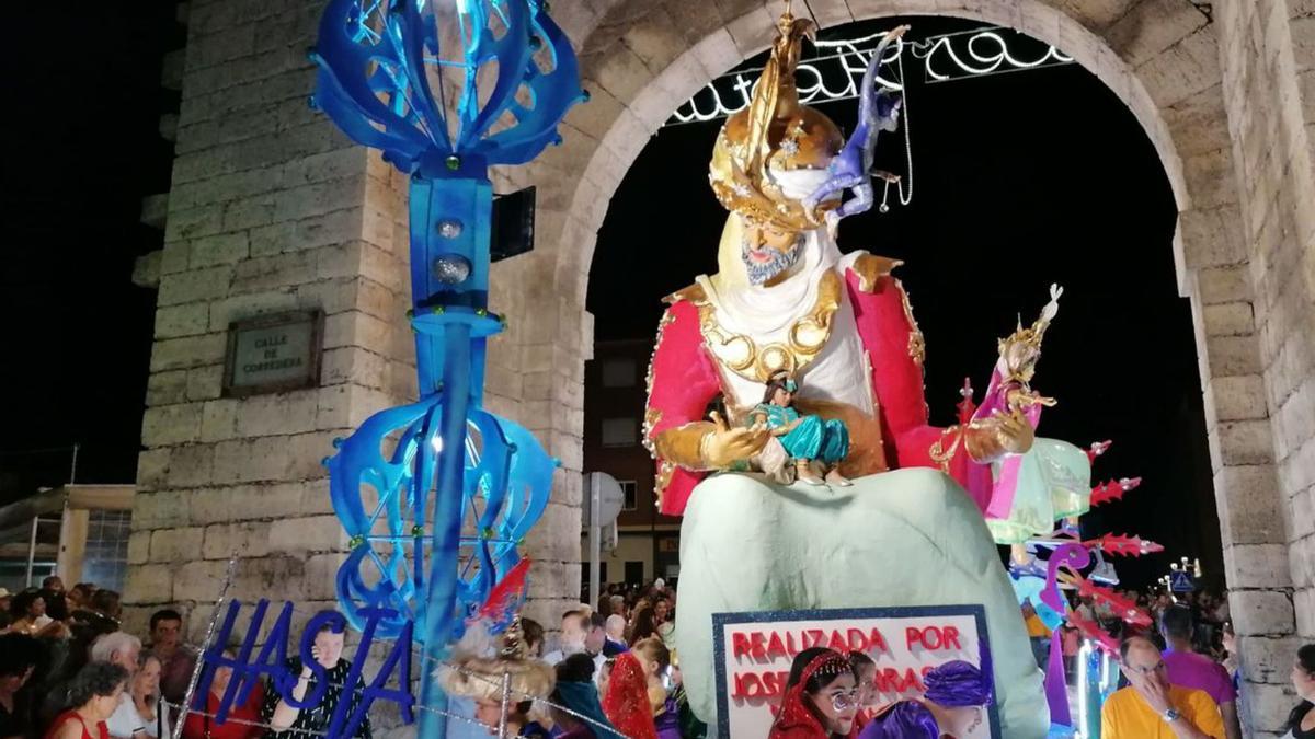 Carroza de José Luis Carrasco, `Barriga´ en el desfile de Toro | M. J. C.