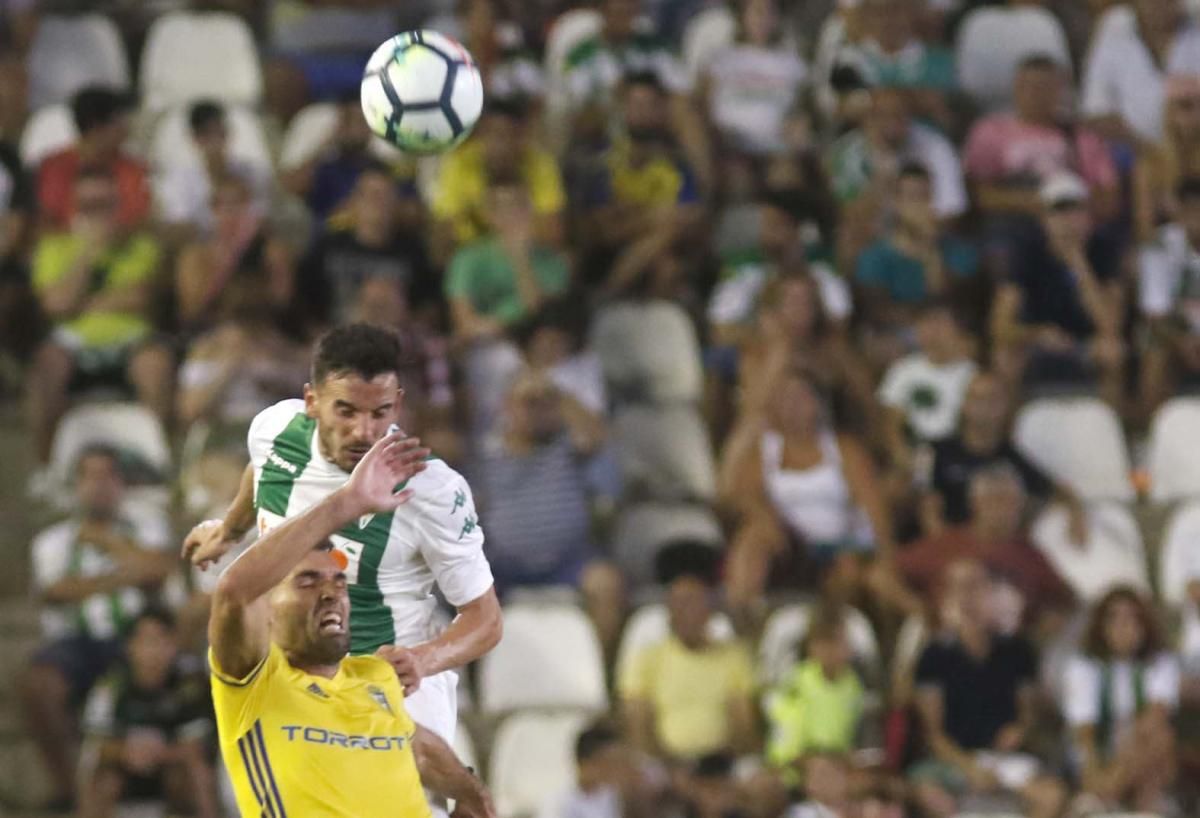 El Córdoba CF inicia la temporada con derrota ante el Cádiz.