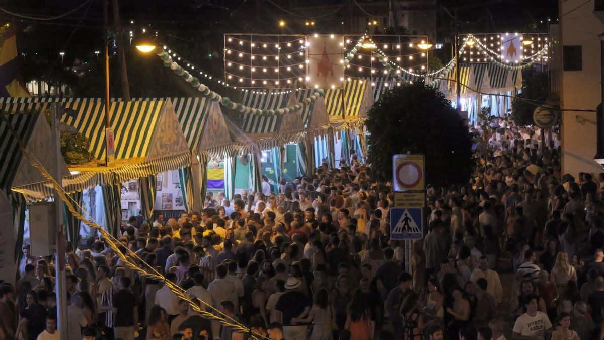 Ambiente nocturno en la Velá de Triana en esta edición.
