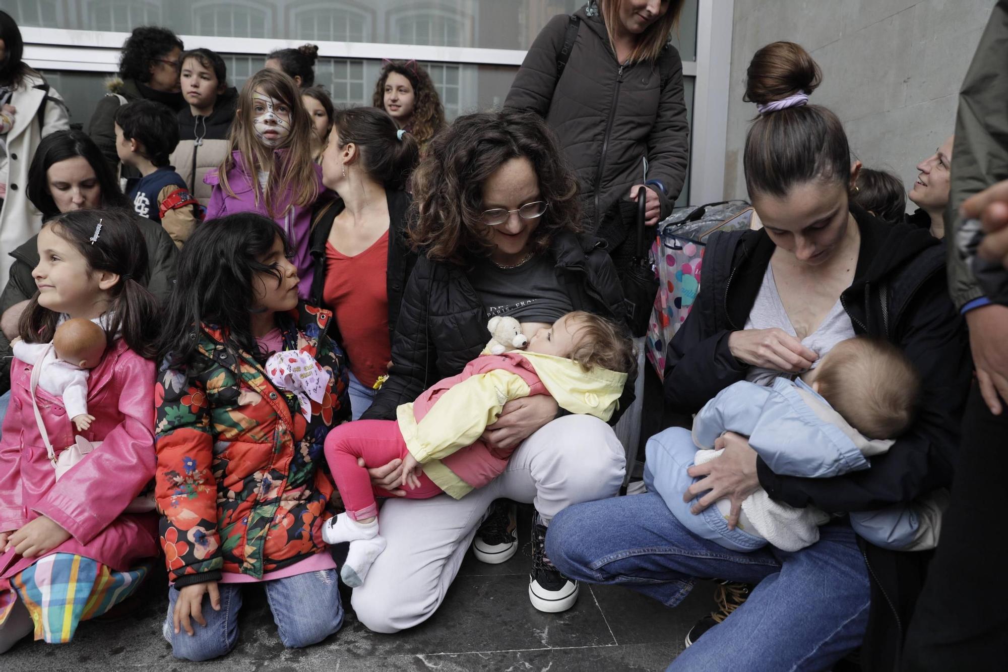 La "Tetada" de protesta para recuperar la sala de matronas en Puerta de la Villa