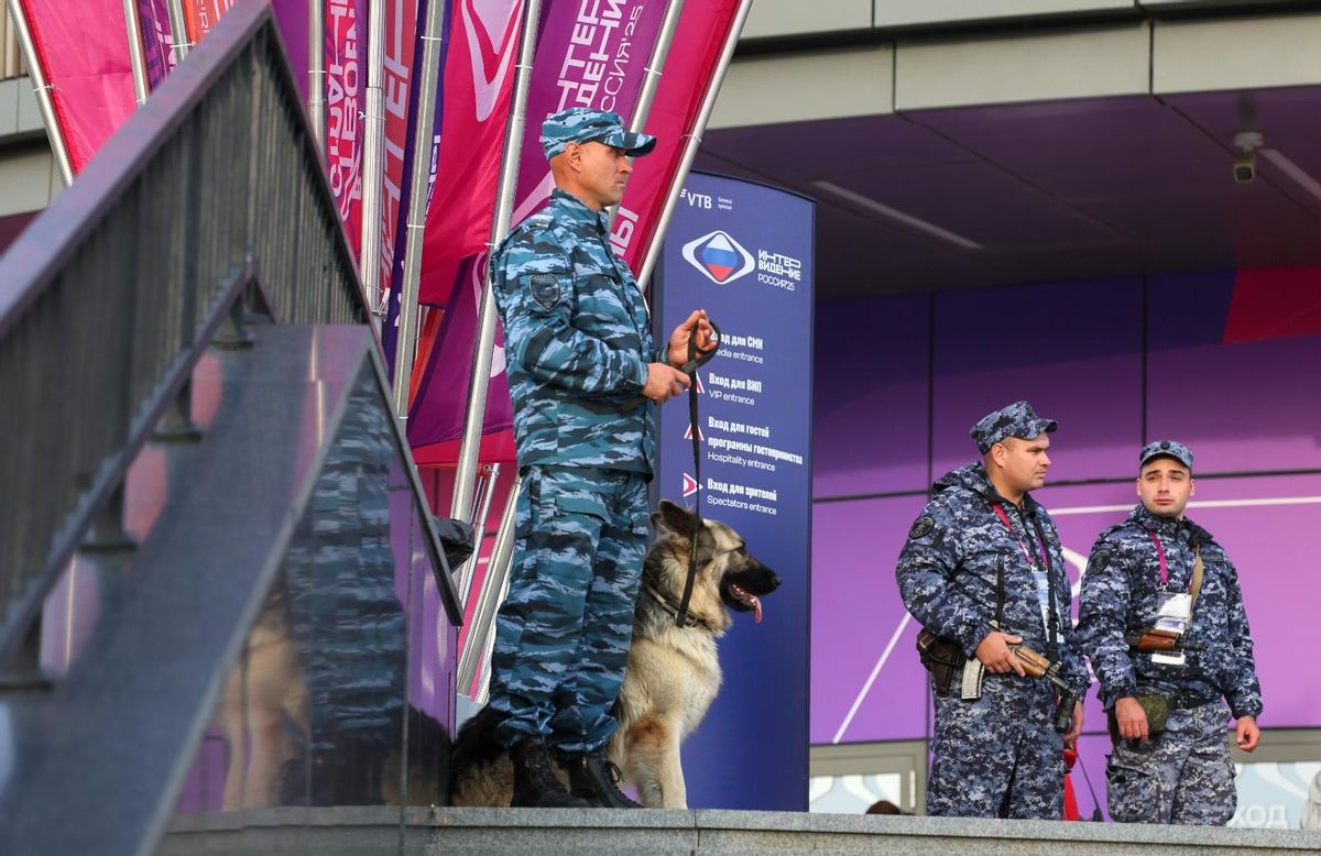 Agentes policiales vigilan el Live Arena, la sala donde tendrá lugar el festival de Intervisión.