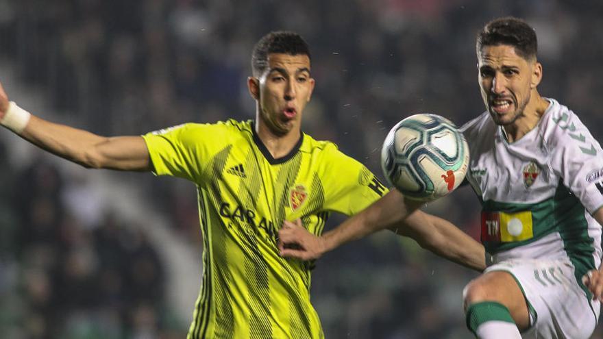 El franjiverde Fidel controla en el partido Elche-Zaragoza de Liga el pasado 15 de febrero.