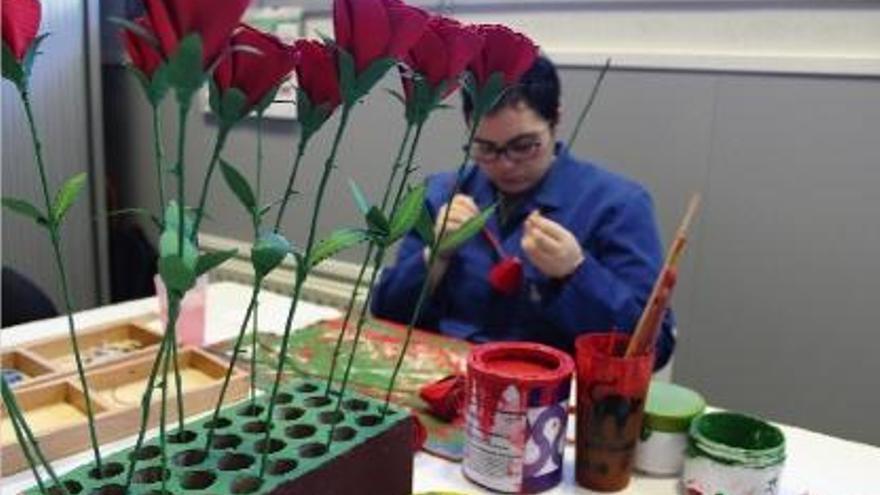 Un usuari dels centres de treball de la Fundació Ramon Noguera treballant en l&#039;elaboració de les roses.