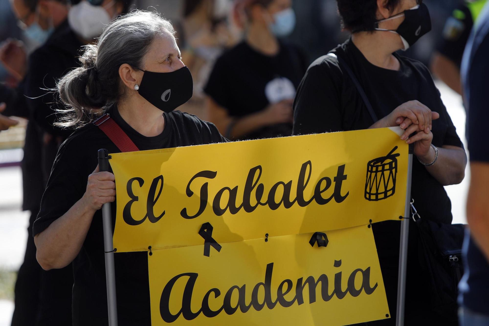 Manifestación de profesionales de la indumentaria tradicional valenciana.