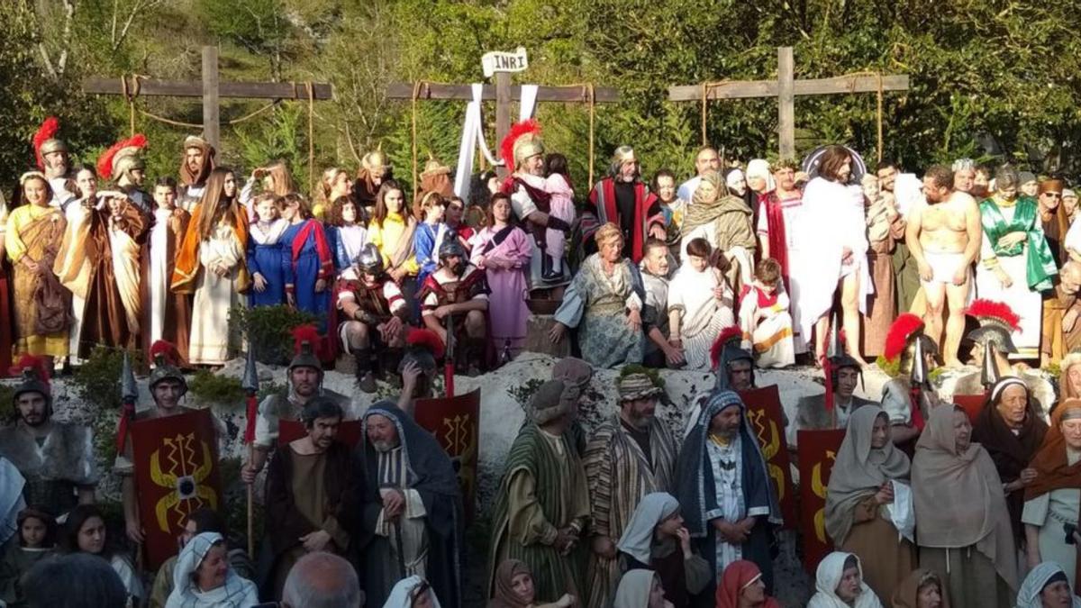 Los figurantes, en el escenario preparado para la crucifixión. | R. M. V.