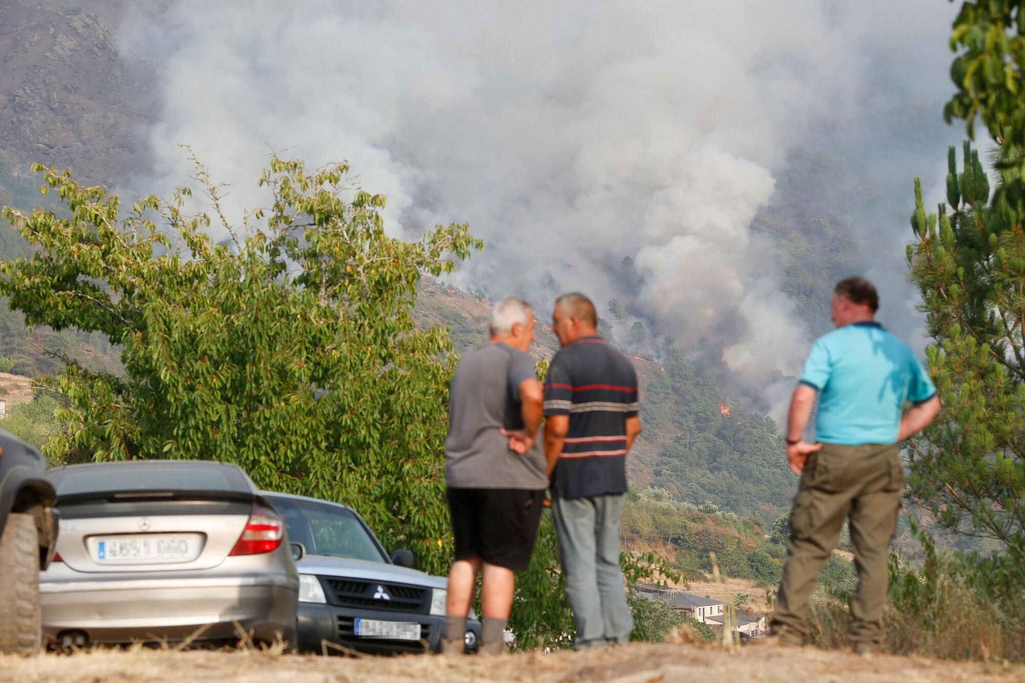 Varias personas observan el fuego, a 17 de agosto de 2025, en Quiroga, Lugo, Galicia (España). El incendio registrado en Larouco (Ourense) “se comportó de un modo explosivo” y pasó el Sil hasta por 15 puntos, para acabar entrando en la provincia de Lugo, al cruzar a Quiroga. La calidad del aire en Ourense y Lugo continúa viéndose afectada por los efectos de los incendios forestales en la provincia, donde aún hay 13 fuegos sin extinguir, 12 activos y 1 estabilizado, que ya han calcinado alrededor de 50.570 hectáreas. 17 AGOSTO 2025;INCENDIO;INCENDIO FORESTAL;LUGO;GALICIA Carlos Castro / Europa Press 17/08/2025. Carlos Castro;