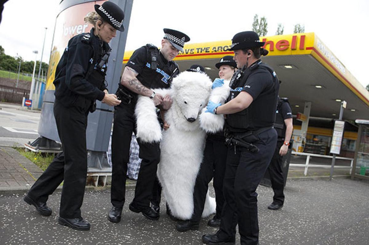 Un activista de Greenpeace és arrestat a Edimburg durant una protesta per les perforacions de Shell a la recerca de cru a l’oceà Àrtic.