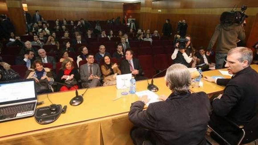 El conselleiro Francisco Conde (d.), ayer, en la sede de la CEP.  // JDA