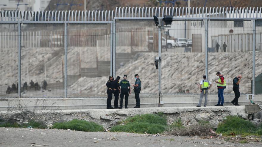 Marruecos impide que una decena de personas entren a nado en Ceuta