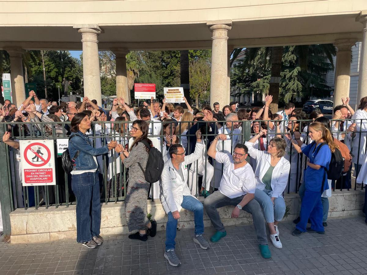 Médicos encadenados este martes ante uno de los hospitales de la provincia de Valencia