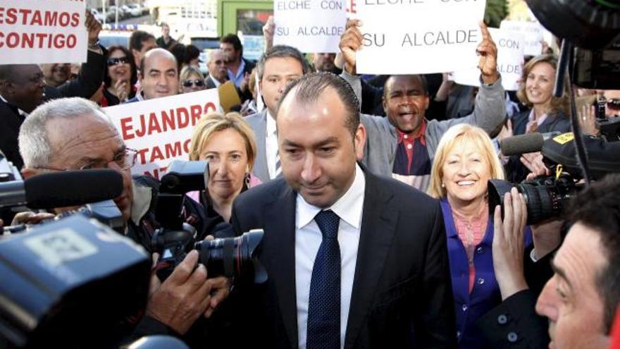 El alcalde de Elche, Alejandro Soler, a su llegada a los juzgados para declarar como imputado tras la querella interpuesta por el PP contra él por los presuntos delitos de malversación de caudales públicos y prevaricación derivados del pago de inserciones publicitarias de actos del PSPV-PSOE con dinero público.