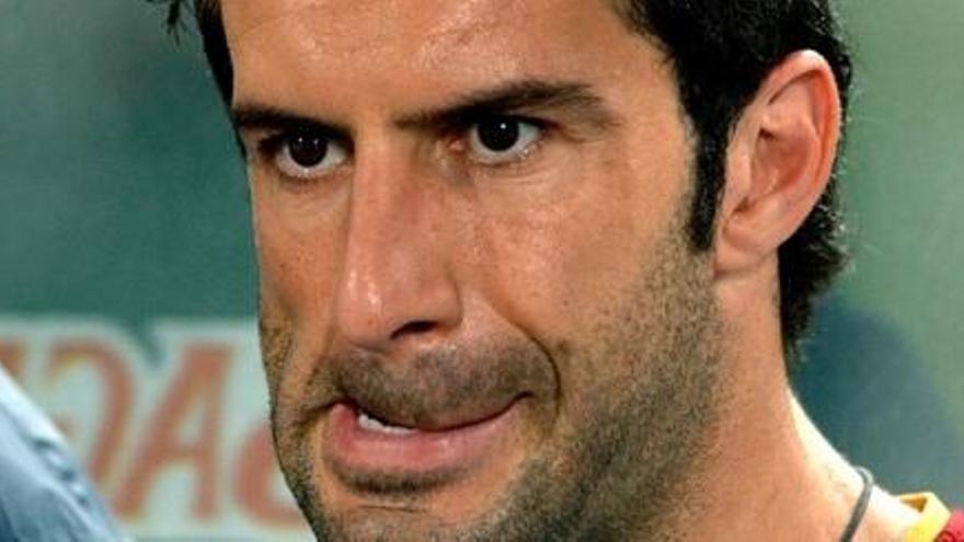 Luis Figo: &quot;No contesto a la premsa catalana, però et contestaré perquè ets guapa&quot;