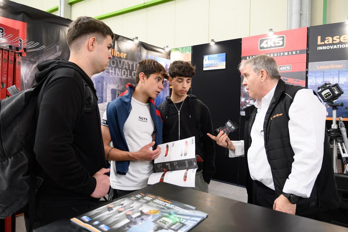 Un grupo de jóvenes consulta un stand, en la feria Smopyc de Zaragoza.