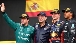 EL PILOTO ESPAÑOL DE ASTON MARTIN FERNANDO ALONSO (I), QUE QUEDO SEGUNDO, SALUDA DESDE EL PODIO CANADIENSE. Formula One F1 - Canadian Grand Prix - Circuit Gilles Villeneuve, Montreal, Canada - June 18, 2023 Red Bulls Max Verstappen celebrates on the podium after winning the race with Red Bull chief technology officer Adrian Newey, second placed Aston Martins Fernando Alonso and third placed Mercedes Lewis Hamilton REUTERS/Evan Buhler