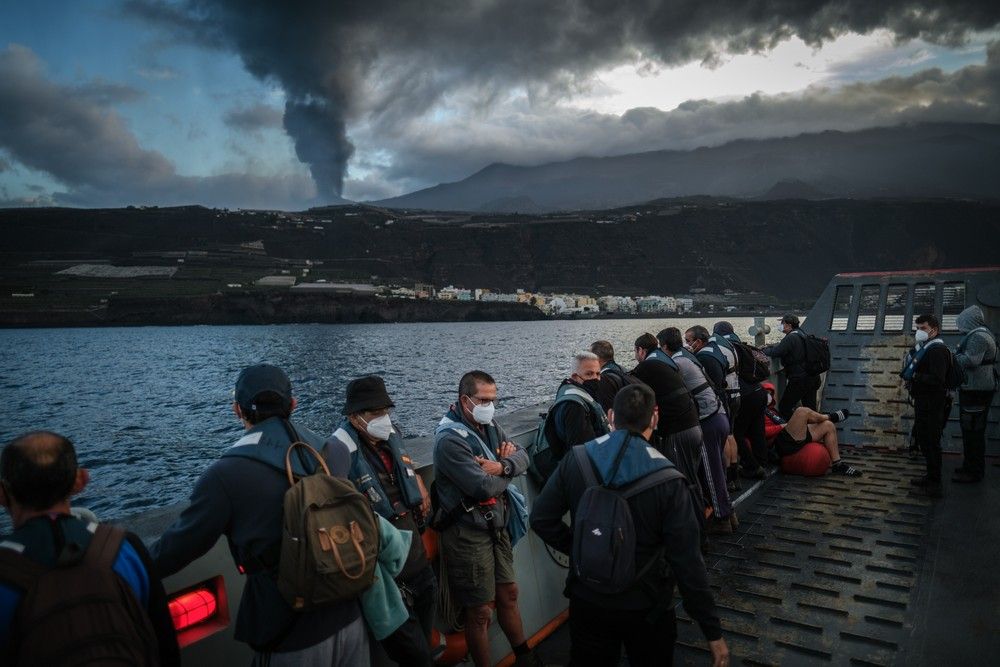 Traslado de agricultores de La Palma en una embarcación de la Armada Española durante la erupción del volcán