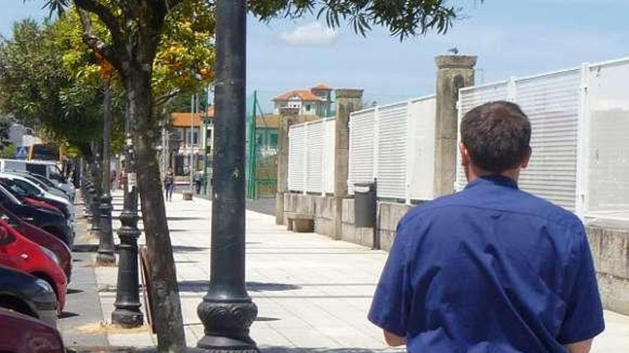 Un operario retira carteles del BNG en la Avenida de Ourense.  // S.A.