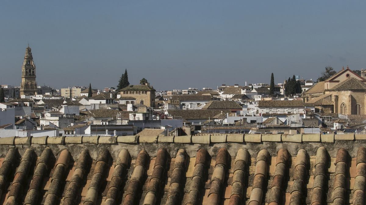 Cielo despejado sobre el casco antiguo de Córdoba.