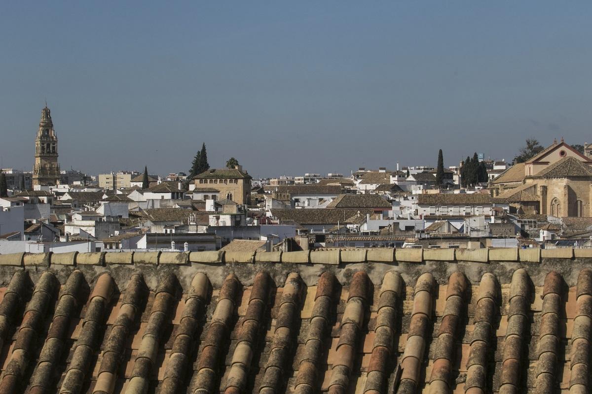 Cielo despejado sobre el casco antiguo de Córdoba.