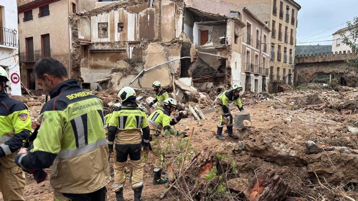 Els equips d'emergència treballant a Letur.
