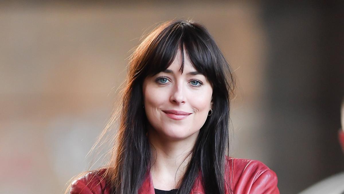 Dakota Johnson y las 4 claves para lograr un look de otoño perfecto (y que podrás recrear fácilmente)