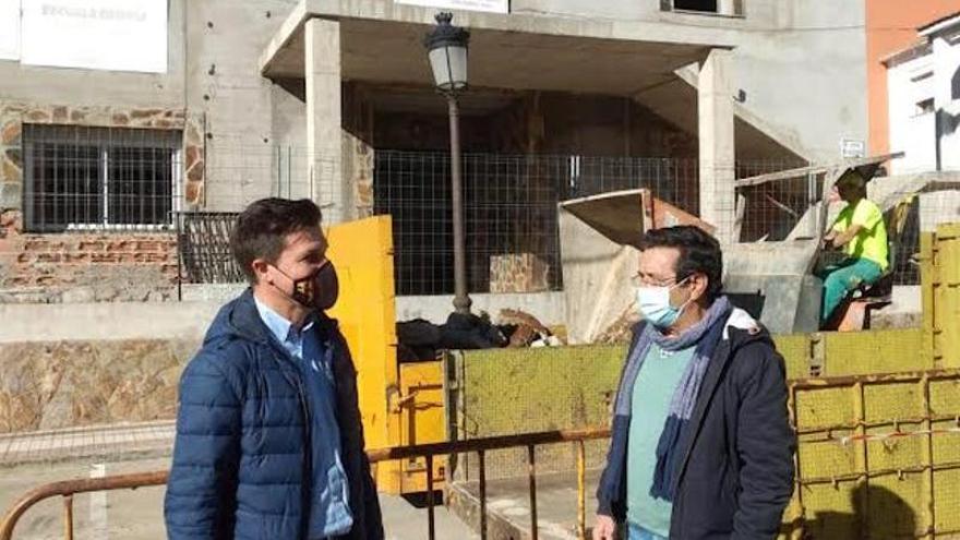 El alcalde de Caminomorisco, Gervasio Martín, y el diputado García Nicolás visitan las obras.