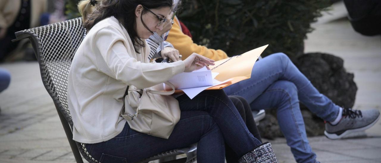 Aspirantes estudian antes de entrar al examen.