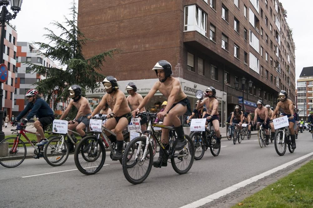 Los bomberos protestan en bicicleta y ropa interior por las calles de Oviedo