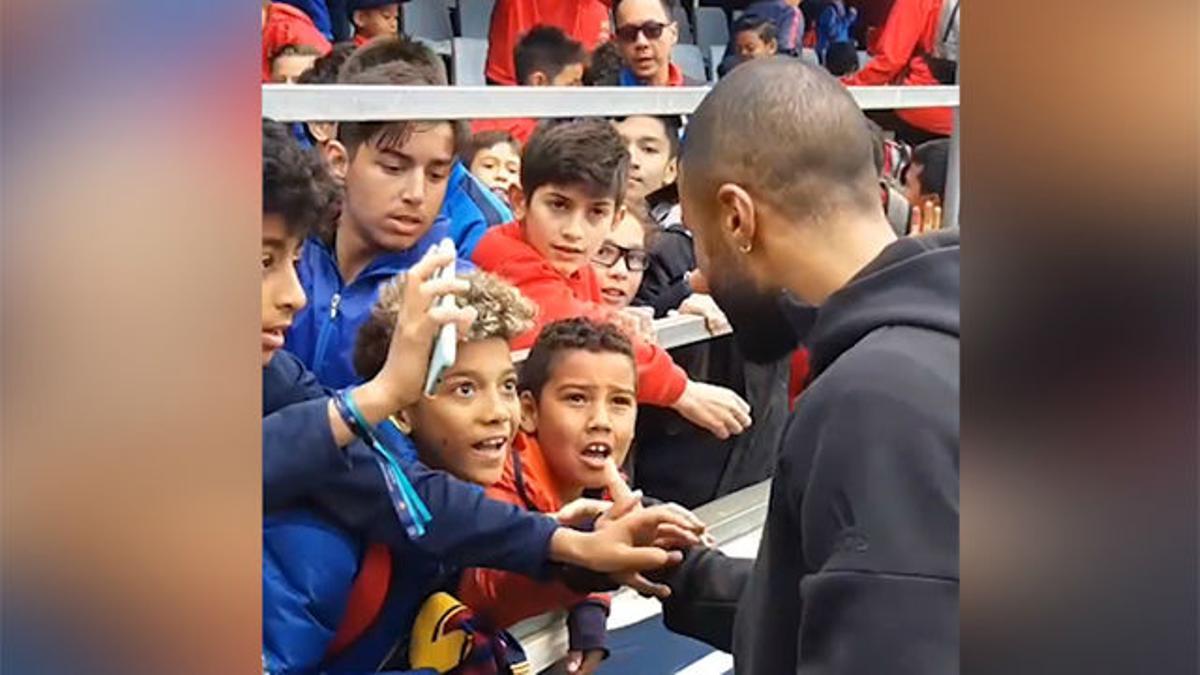 Rafinha firma autógrafos en la Academia del Barça... ¡y le da su camiseta al hijo de Robinho!