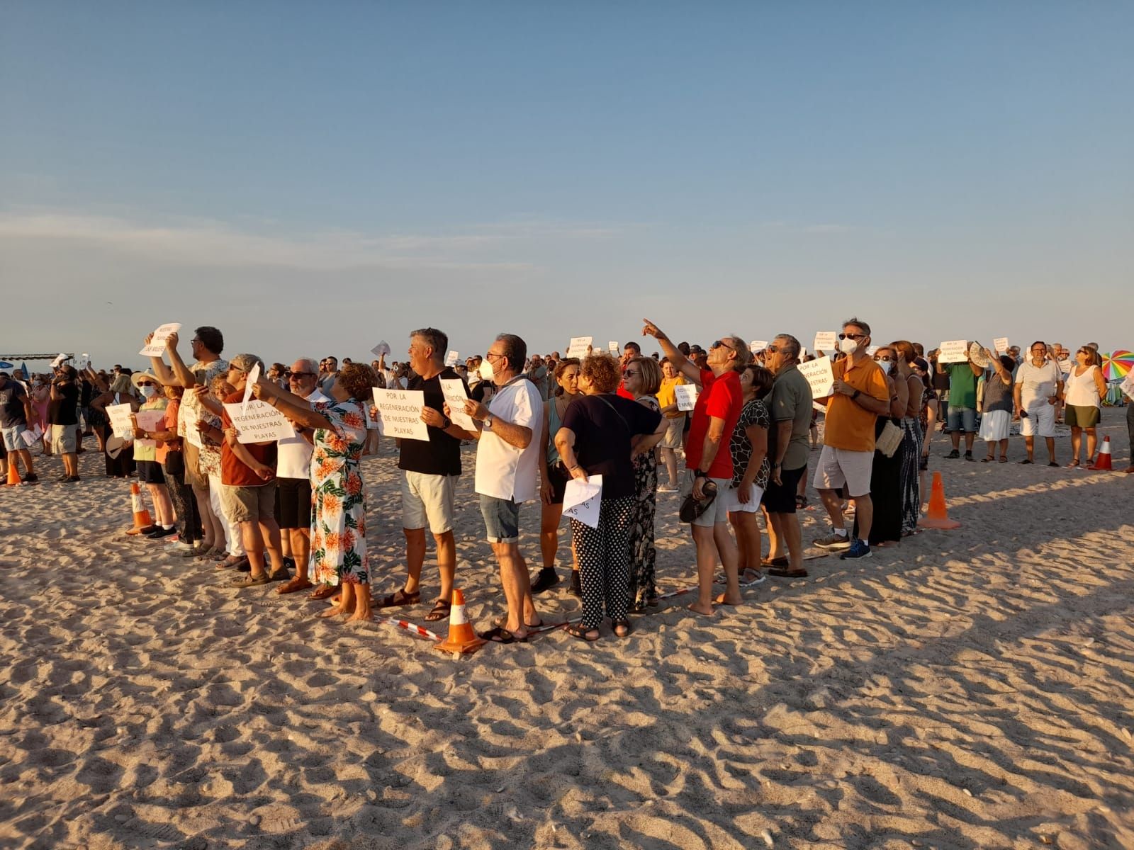 Miles de vecinos de los pueblos de la costa protestan contra los derribos en primera línea