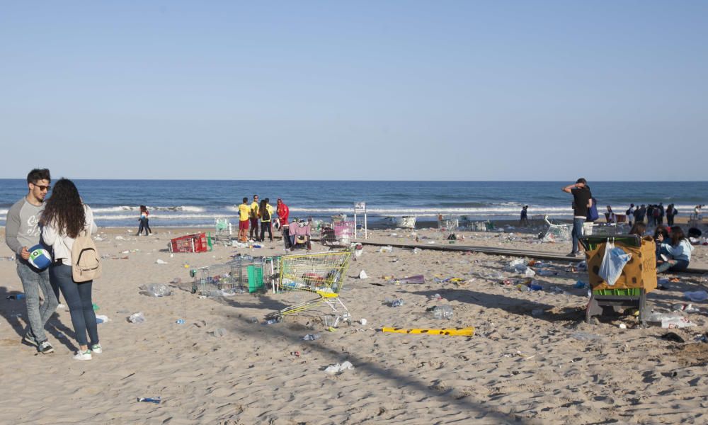 El macrobotellón de Santa Faz deja en la playa miles de kilos de basura