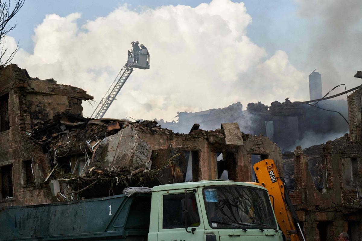 Rusia bombardea un hospital en Dnipro y causa al menos dos muertos