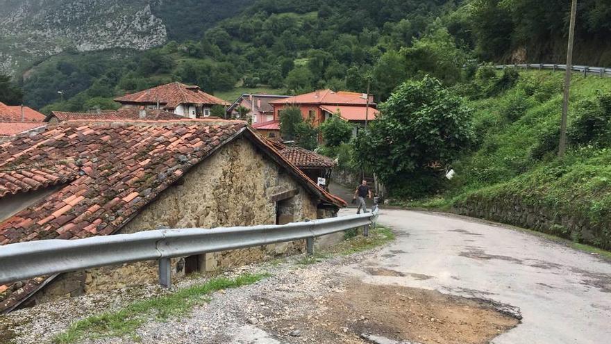 Baches en la carretera PO-1 que une Sobrefoz con San Xuan de Beleño, en Ponga.