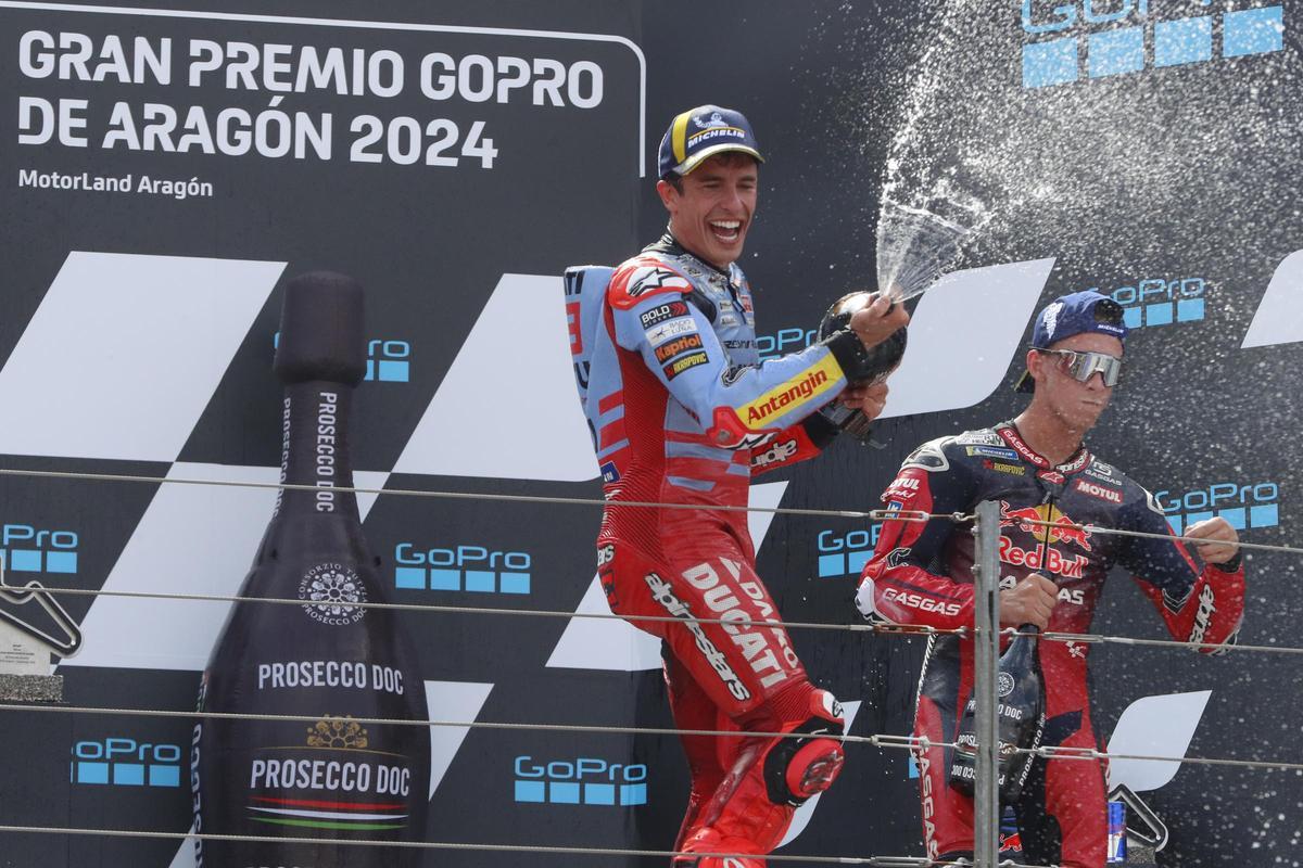 Márquez celebra en el podio de Aragón