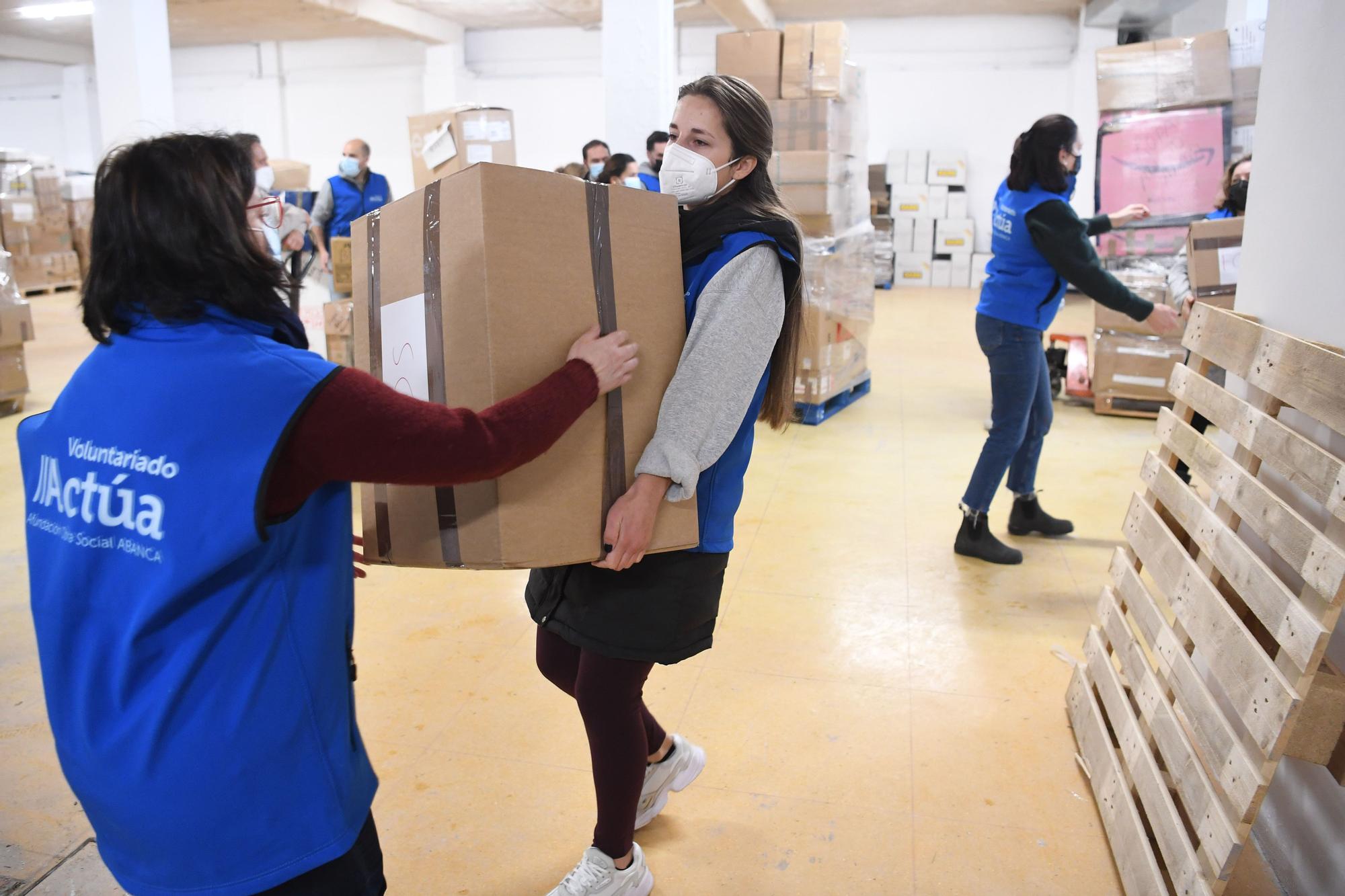 Sale de A Coruña el primer camión con 23 toneladas de ayuda humanitaria para Ucrania